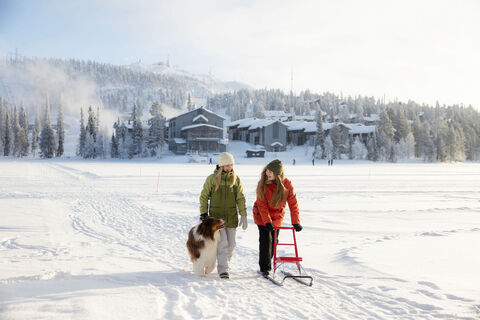 Blicke vom Wanderweg am See Talvijärvi mit dem Hotel-Restaurant Rukatonttu im Hintergrund
