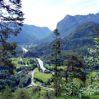 Am Beginn der Bergtour dominieren die Tiefblicke auf das Saalachtal und das Lattengebirge (rechts).