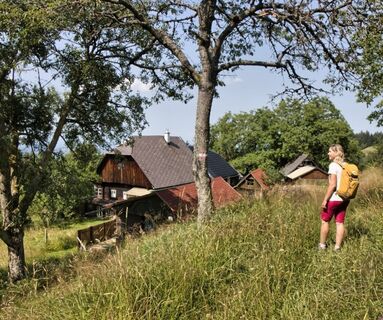 Gehöfte entlang des Wanderwegs