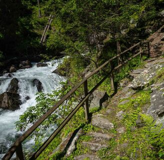 Über Stufen geht es entlang vom Mallnitzbach durch die Schlucht.
