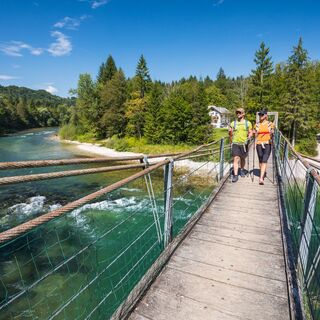 Die Fux-Fußgängerbrücke über den Fluss Sava (Der Lipnica-Burgweg)