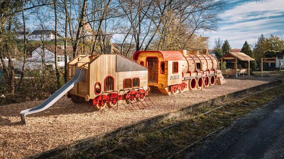 Holzspielzug am Bahntrassen-Radweg