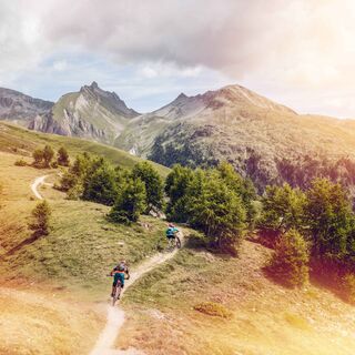 Mountainbiker auf dem Singletrail des Torrenttrails
