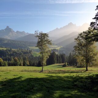 Der Aufstieg verläuft über den Filzmooser Ortsteil Neuberg.