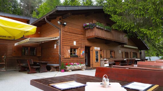 Lottenseehütte - Tische und Hütte.jpg