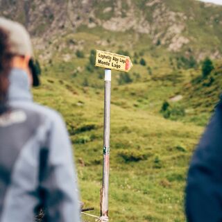 Das Schild weist den Weg zum Monte Lago im Bitto-Tal von Albaredo