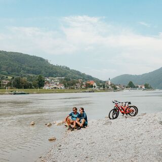 Radfahrer an der Donau Kramesau Neustift Blick auf Engelhartszell