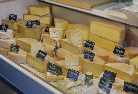 Das Foto zeigt verschiedene Käse Arten die zum Verkauf stehen