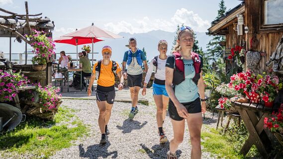 Trailrunning in der Region Seefeld - Läufer und Läuferinnen bei der Wettersteinhütte.jpg