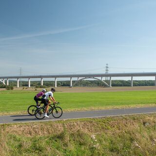 Unterwegs auf dem Ilm-Rennsteig-Radweg kurz vor der längsten ICE-Brücke Deutschlands