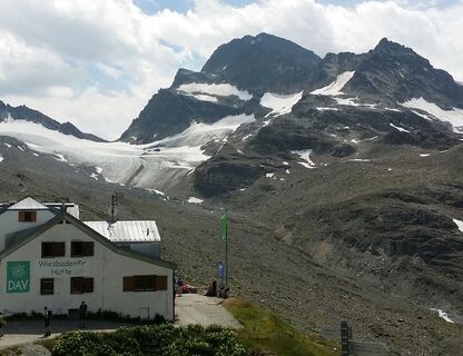 Wiesbadener Hütte (2.443) mit Vermunt- und Ochsentaler Gletscher
