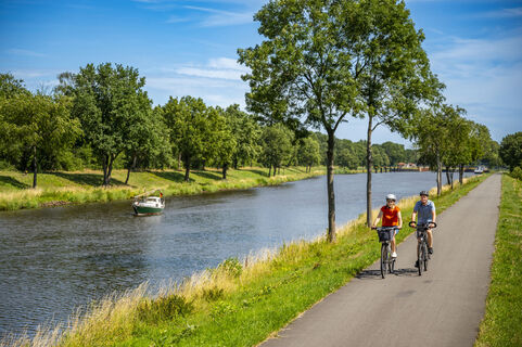 Radfahrende bei der Schleuse Hilter, Emen - Rad-Route Dortmund-Ems-Kanal