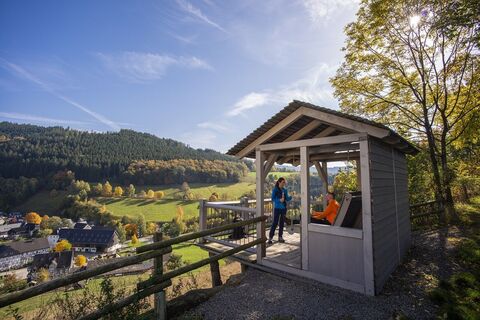 Häuschen mit Waldschaukel oberhalb von Niedersorpe auf der Rothaarsteig-Spur Sorper-Panoramapfad