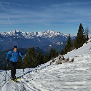 Je höher wir steigen, desto schöner werden die Ausblicke; im Hintergrund Triglav.