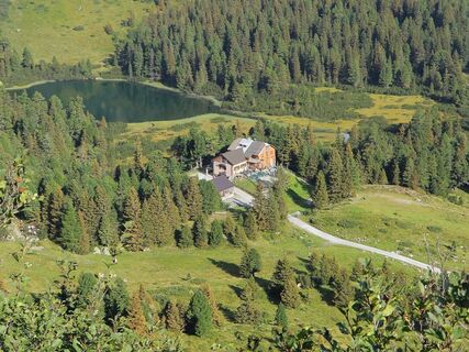 Der Kleine Scheibelsee liegt versteckt hinter der Edelrautehütte