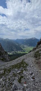 Fotografija s spletne strani Juri Herre & Rocky na poti