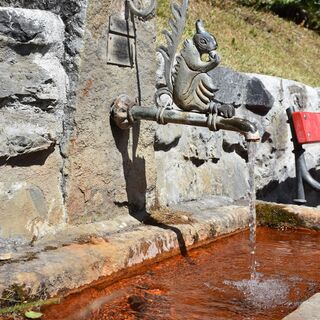 Eichhörnch-Brunnen (Bügl da Squilat) mit Mineralwasser der Clozza-Quelle