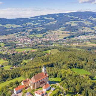 Wallfahrtskirche Pöllauberg und Blick ins Pöllauer Tal in der Oststeiermark