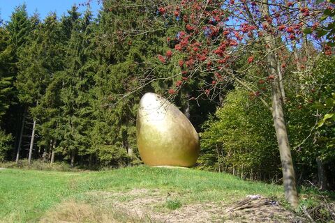 "Was war zuerst?" Das goldene Ei auf dem WaldSkulpturenWeg.
