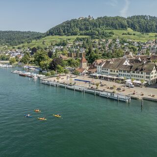 Kanufahrende mit Steiner Altstadt und Burg Hohenklingen im Hintergrund