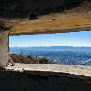 Blick aus der Schießscharte einer Stellung aus dem Kalten Krieg auf dem Berg Sabotino
