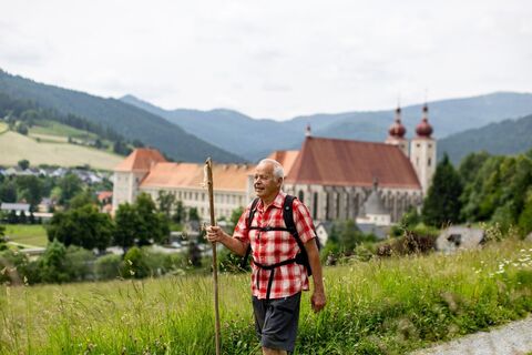 St. Lambrecht liegt auf 1000m Seehöhe. Im Hintergrund das Benediktinerstift St. Lambrecht.