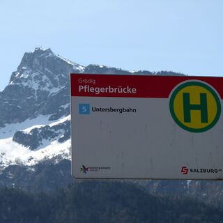 Die Starthaltestelle und der folgende Weg stehen ganz im Zeichen des Untersberges.