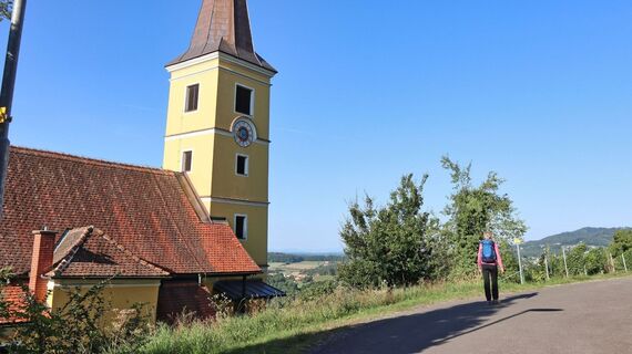 Wanderstart bei der Kapfensteiner Kirche