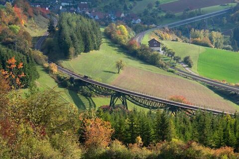 Vier-Bahnen-Blick: Biesenbach-Viadukt mit Bahnhof und Talübergang Epfenhofen