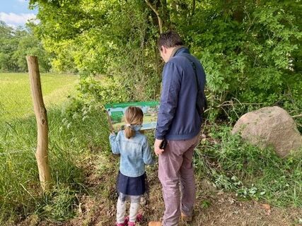 Vater und Tochter entdecken den Zwergensteinpfad