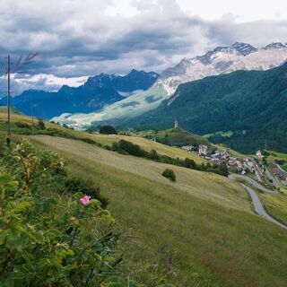 Blick über Ardez und Tarasp nach Tarasp und auf die Unterengadiner Dolomiten