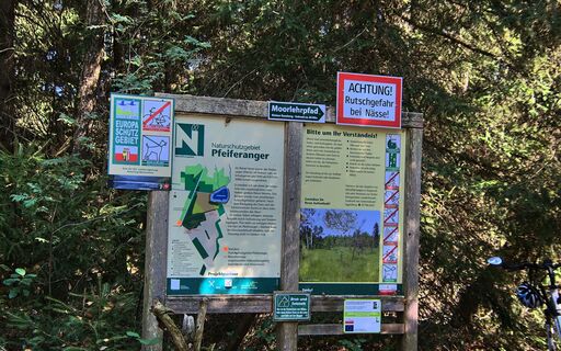Schautafel am Beginn des Moorlehrpfades