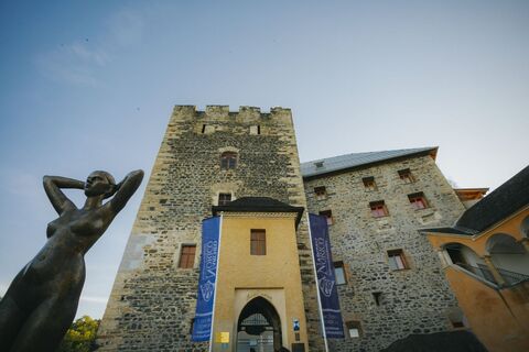 Burg Deutschlandsberg mit Statue vor dem Eingang zum Museum Archeo Norico