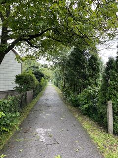 Hier wieder eine Weile am Radlweg entlang