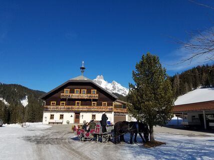 Der Pferdeschlitten macht sich vor dem Wallehen bereit für die Ausfahrt.