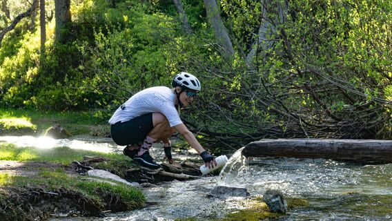 Wasser füllen bei den Isarquellen
