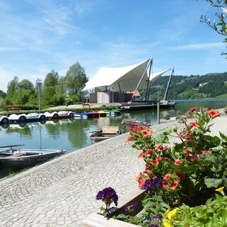 Uferpromenade mit Seebühne