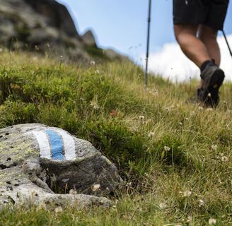 Vallülaweg, weiß-blau-weiße Wegmarkierung
