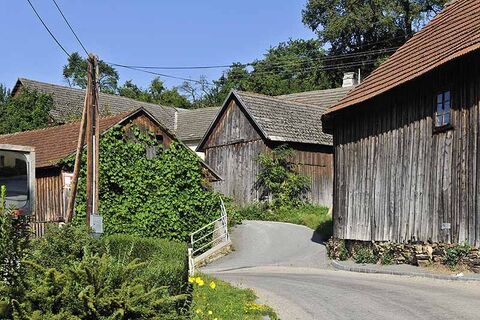 Dorf Zehentegg am Drei-Kirchenweg