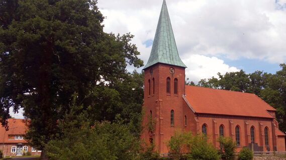 Evangelisch-lutherische Kirche in Emern – markanter Backsteinbau im Dorfkern