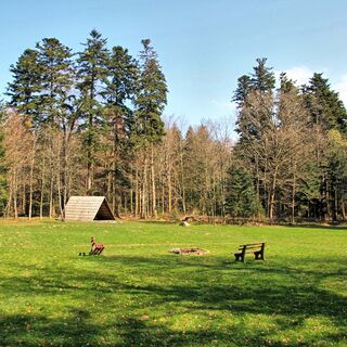 Spielwiese mit Grillstelle beim Dreimarkstein zwischen Dobel und Dennach