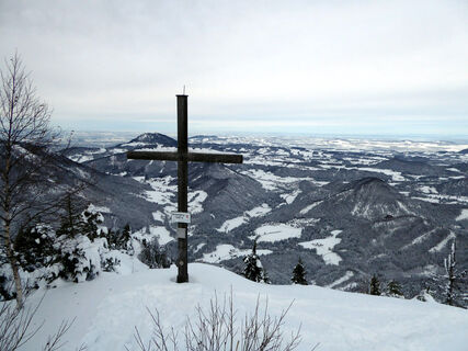 Der Ochsenberg ist ein einsames Ziel mit Blick auf den Gaisberg und das Seenland.