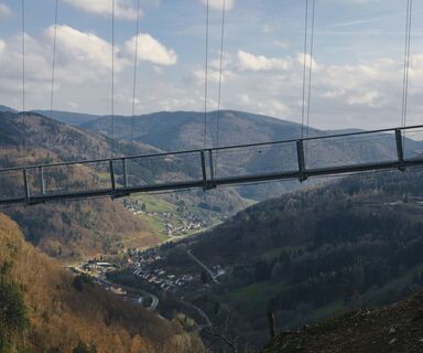 Traumhafter Ausblick von der Hängeseilbrücke.