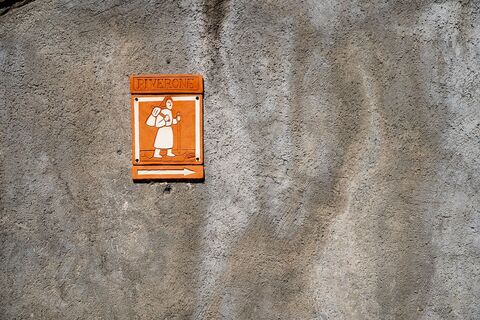 Beschilderung des Via Francigena auf der Serra d'Ivrea