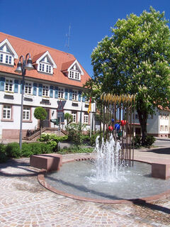 Rathaus Hardt mit Brunnen