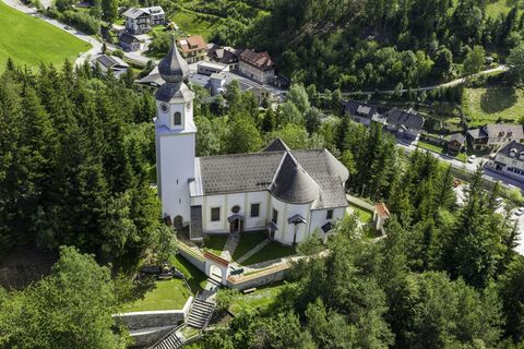 Kirche mit Ortszentrum Luftaufnahme_Oststeiermark