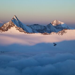 Hintere Schwärze im Wolkenbad