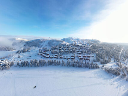 Ausblick über den Talvijärvi-See in Richtung des Dorfes Ruka und des Skigebiets Ruka