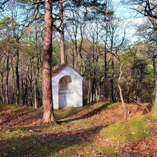 historische Kreuzstation auf dem Hausberg