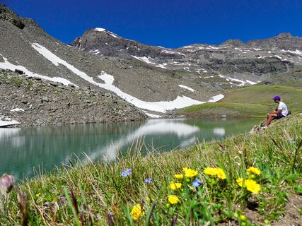 Radfahrer in der Pause am Lac du Pys auf dem Balkonweg des Carro